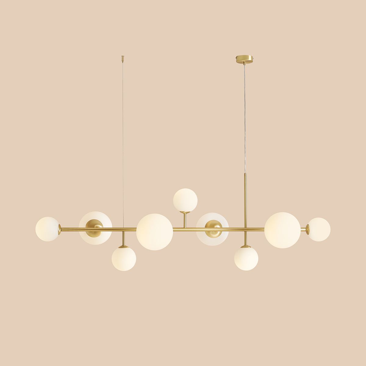 Stylowa lampa wisząca Dione 9 w odcieniu mosiądzu, idealna do salonu