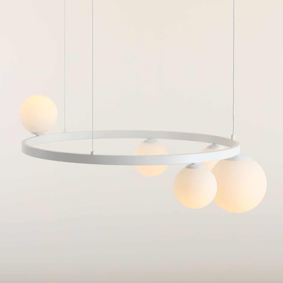 Biały żyrandol Garda 5 z eleganckimi szklanymi kloszami