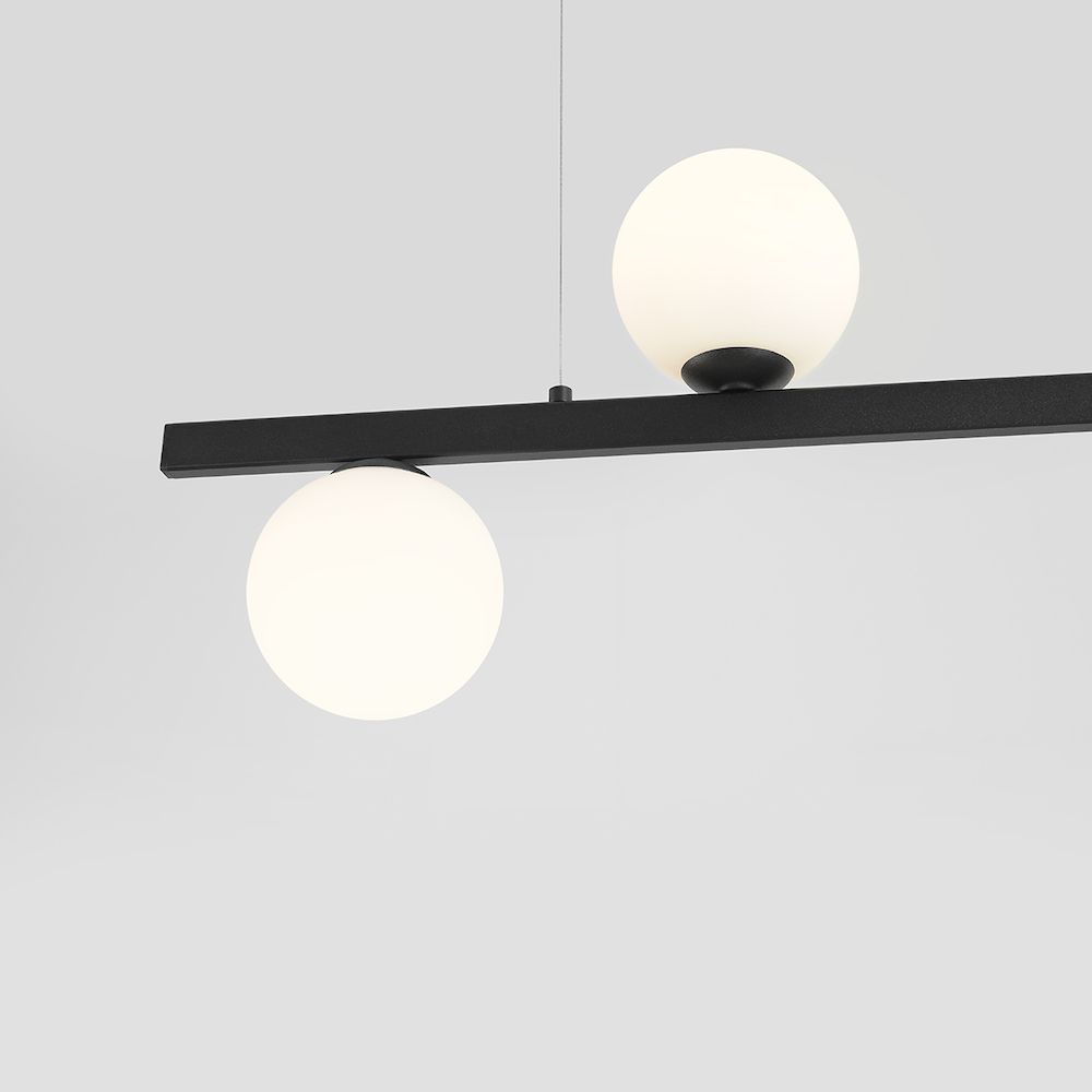 Czarna lampa wisząca Garda 5 z białymi kloszami w kształcie kul