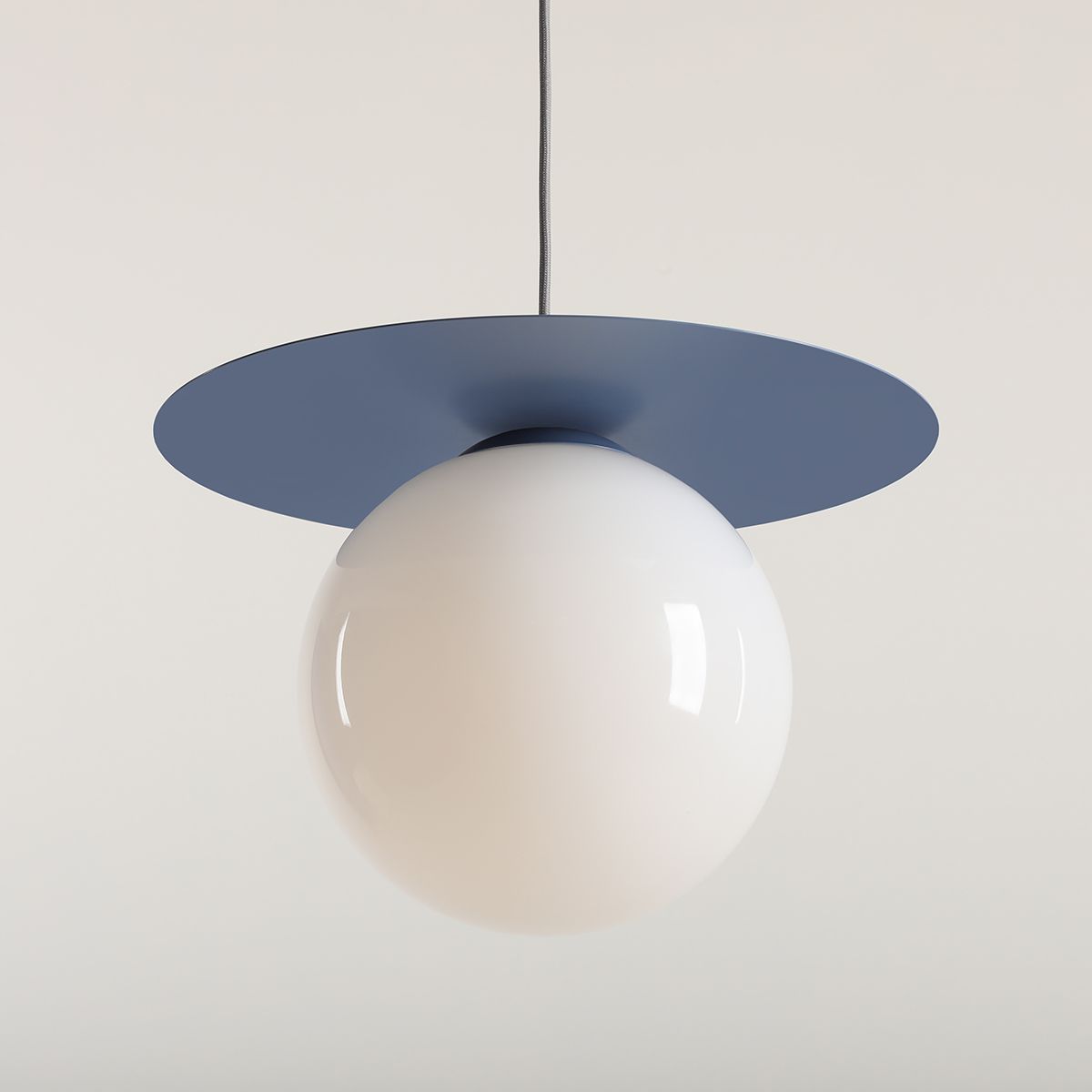 Wisząca lampa Loop w kolorze przygaszonego niebieskiego