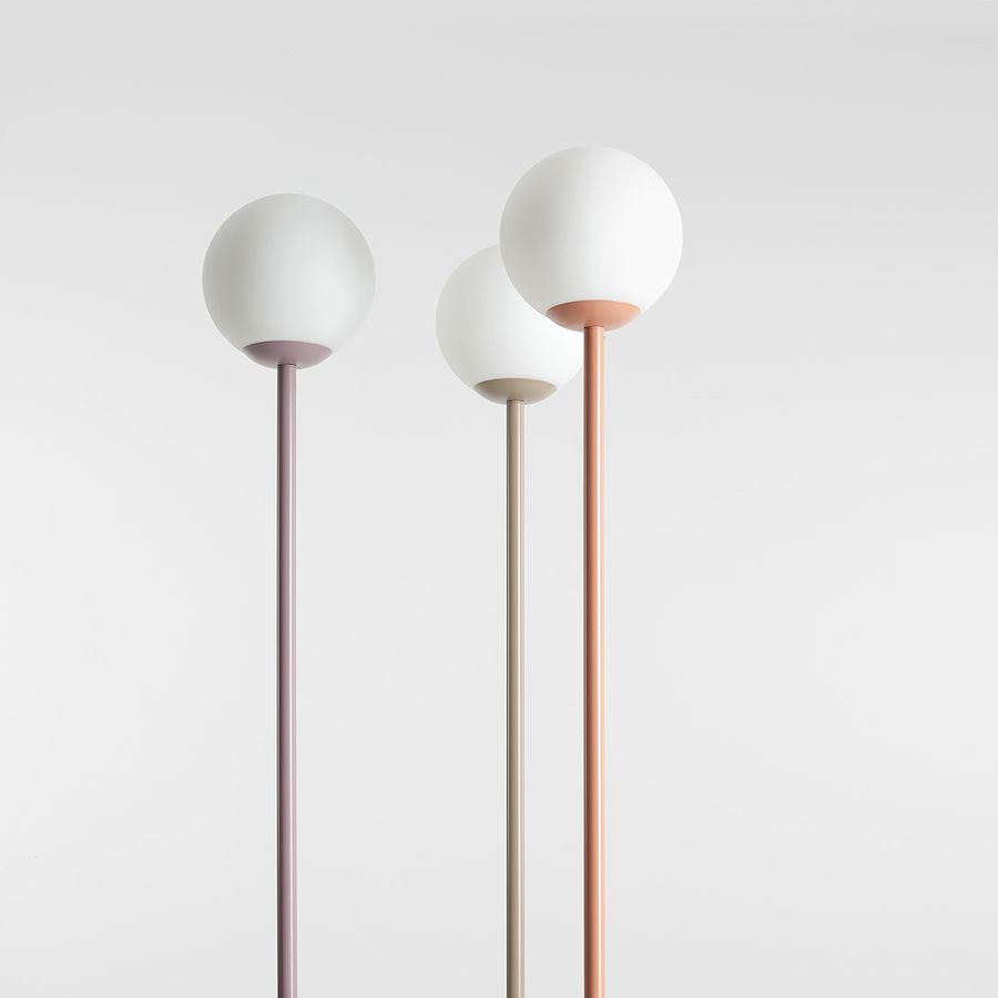 Limitowana kolekcja lampy podłogowej Pinne z mlecznym kloszem w beżowym odcieniu