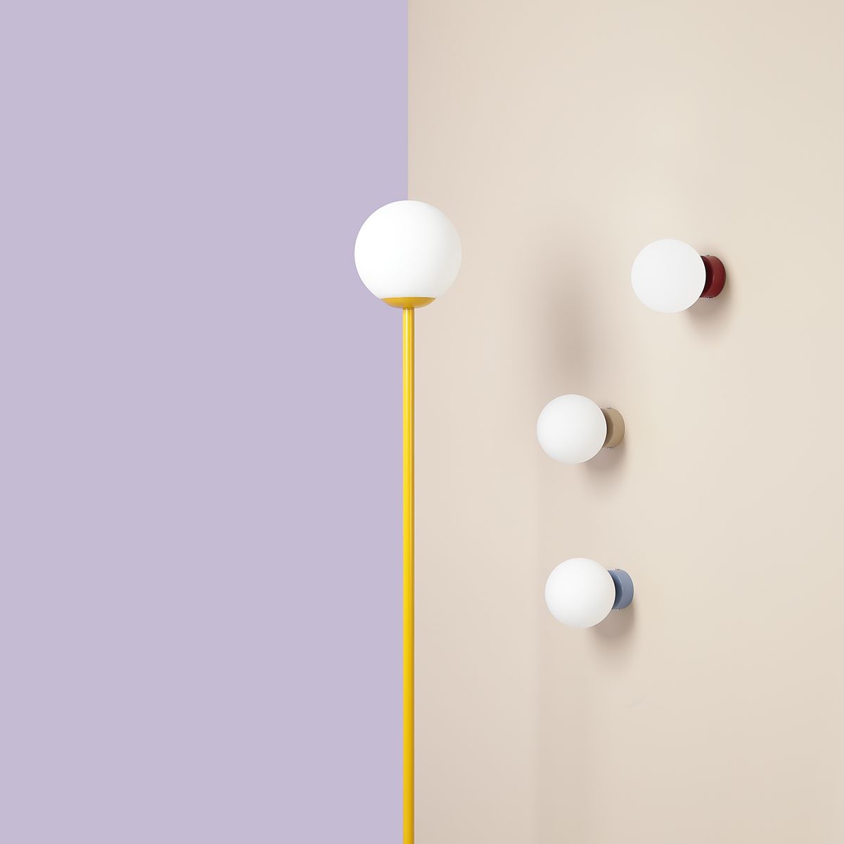 Musztardowa lampa stojąca Pinne z mlecznym kloszem z kolekcji Artera Colours