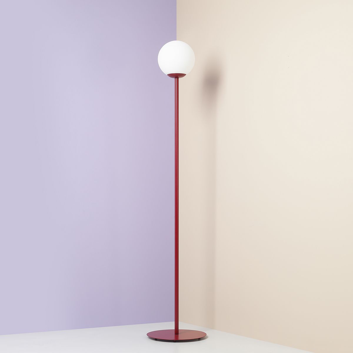 Stojąca lampa Pinne Red Wine z mlecznym kloszem z kolekcji Artera Colours