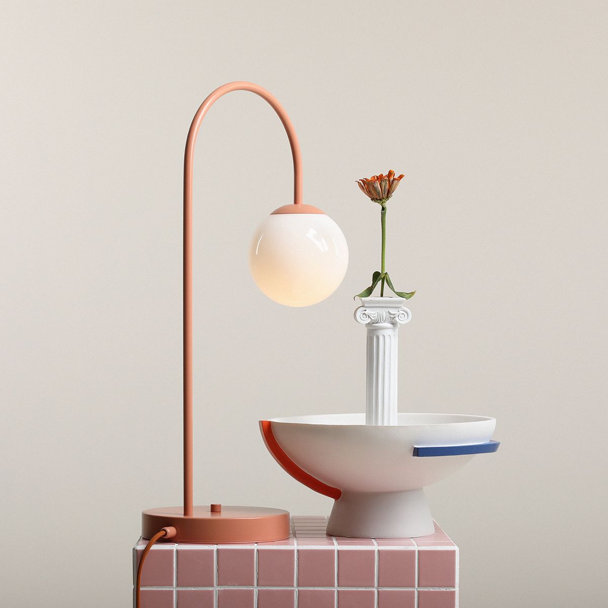 Koralowa lampa biurkowa Una w pastelowym odcieniu