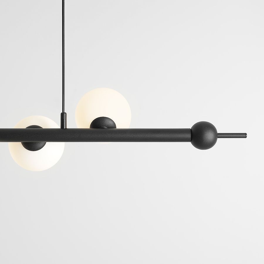 Czarna lampa wisząca Wave 7 z białymi kloszami, w dużym rozmiarze