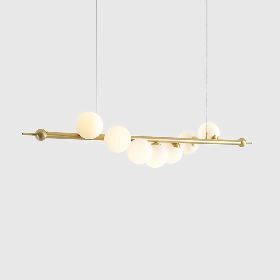 Złota wisząca lampa Wave 7 z kloszami z mlecznego szkła