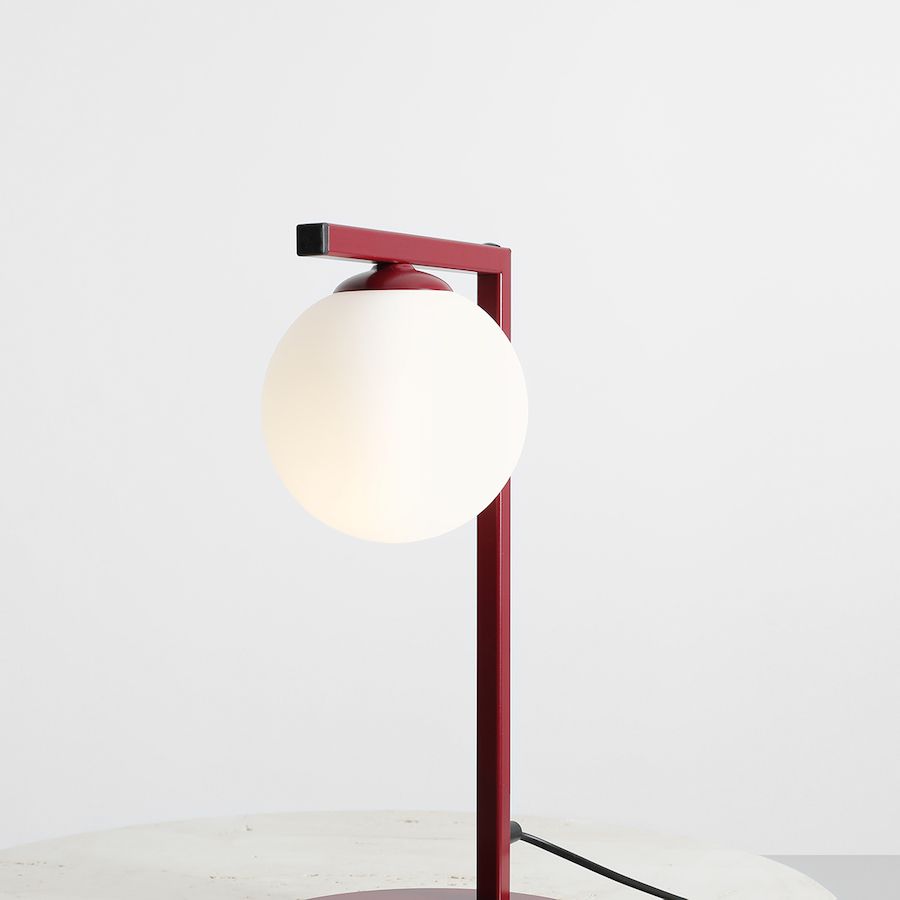 Limitowana lampa biurkowa Zac RED WINE z kolekcji Artera Colours z eleganckim szklanym kloszem