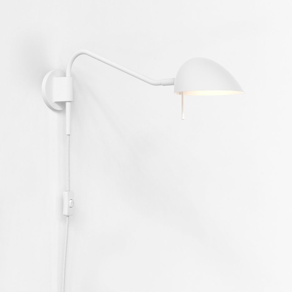 Biały kinkiet Serge z wtyczką, gotowy do użytku.