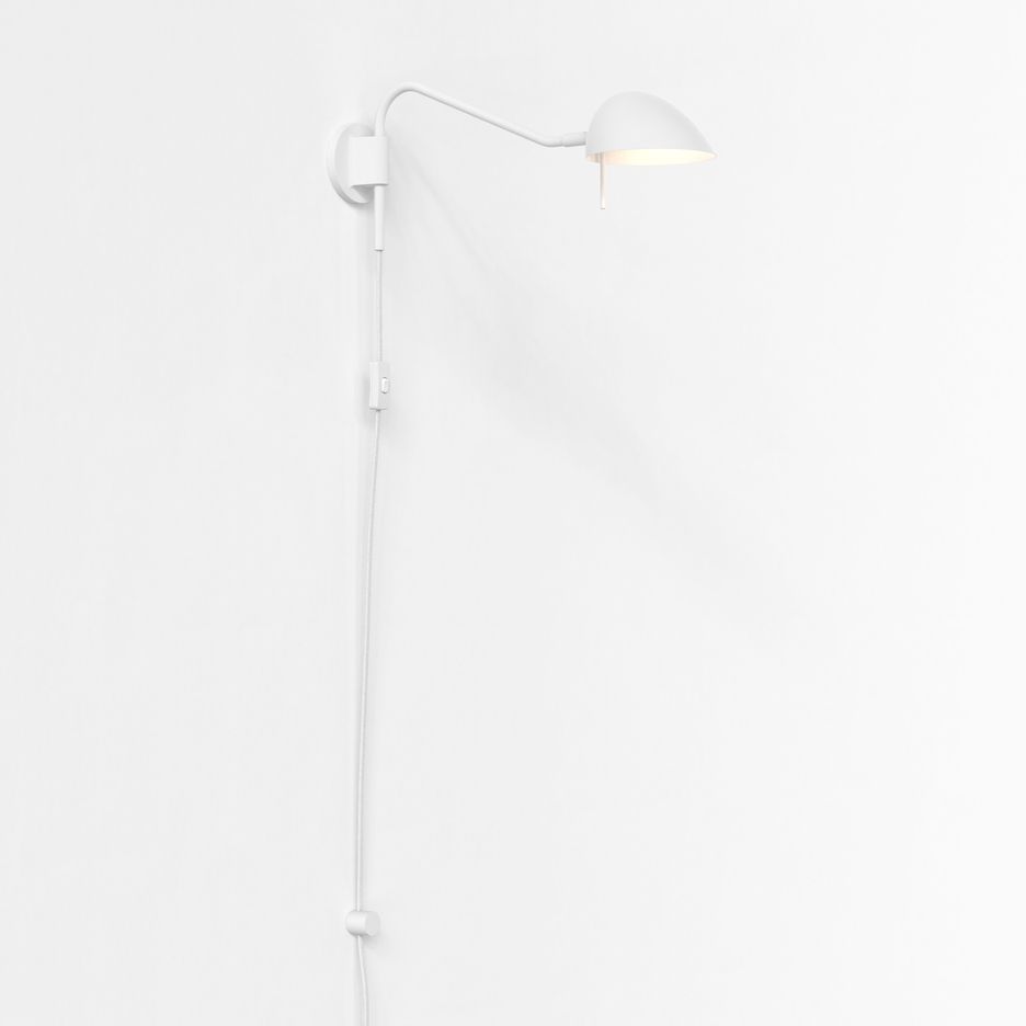 Biały kinkiet Serge z wtyczką, gotowy do użytku.