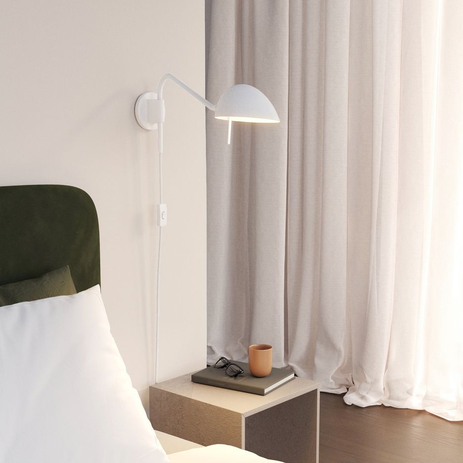 Biały kinkiet Serge z wtyczką, gotowy do użytku.