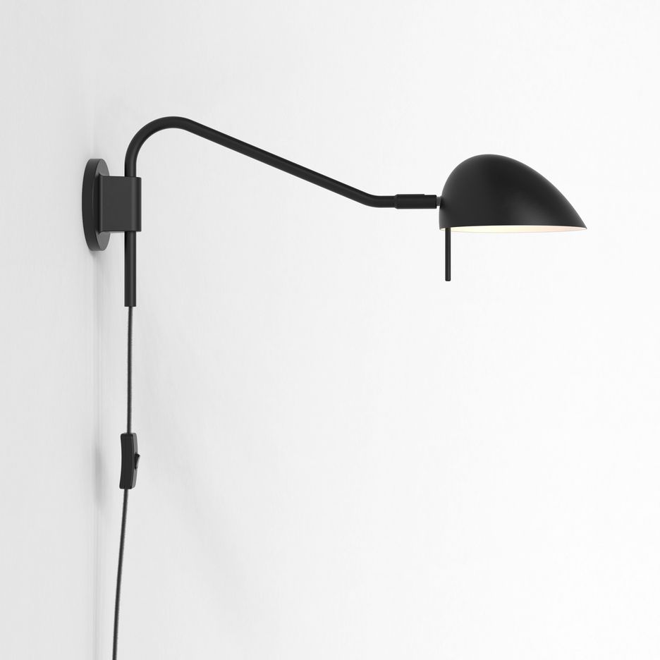 Stylowy czarny kinkiet Serge idealny do czytania