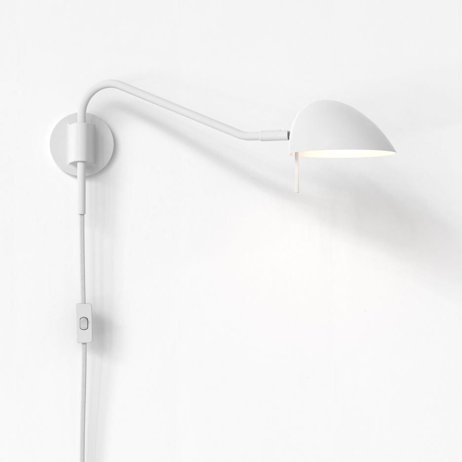 Biały kinkiet Serge z wtyczką, gotowy do użytku.