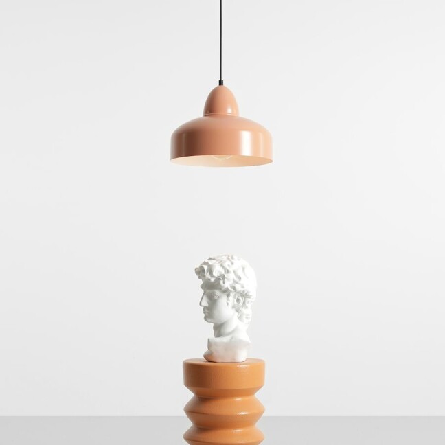 Koralowa lampa wisząca Como z kolekcji Artera Colours to nowoczesny model z niedużym kloszem