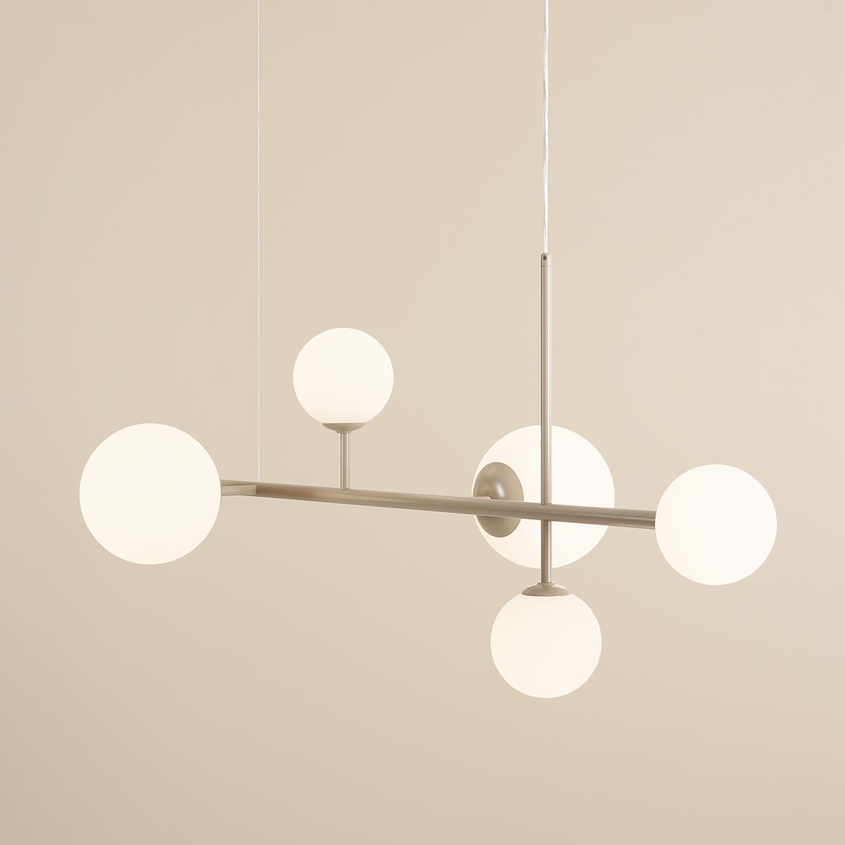 Wisząca lampa Dione 6 w kolorze beżowym ze szklanymi kloszami