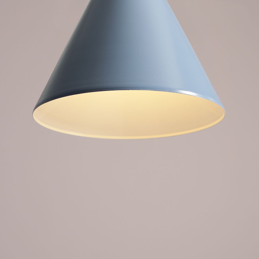 Lampa podłogowa Form w kolorze Dusty Blue z stożkowym kloszem