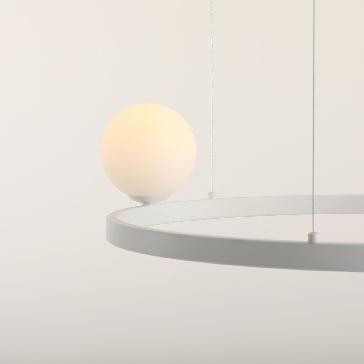 Biały żyrandol Garda 5 z eleganckimi szklanymi kloszami