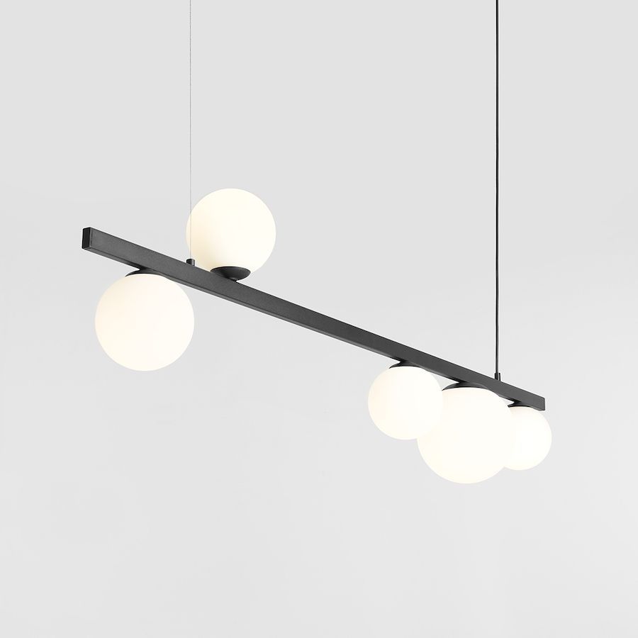 Czarna lampa wisząca Garda 5 z białymi kloszami w kształcie kul