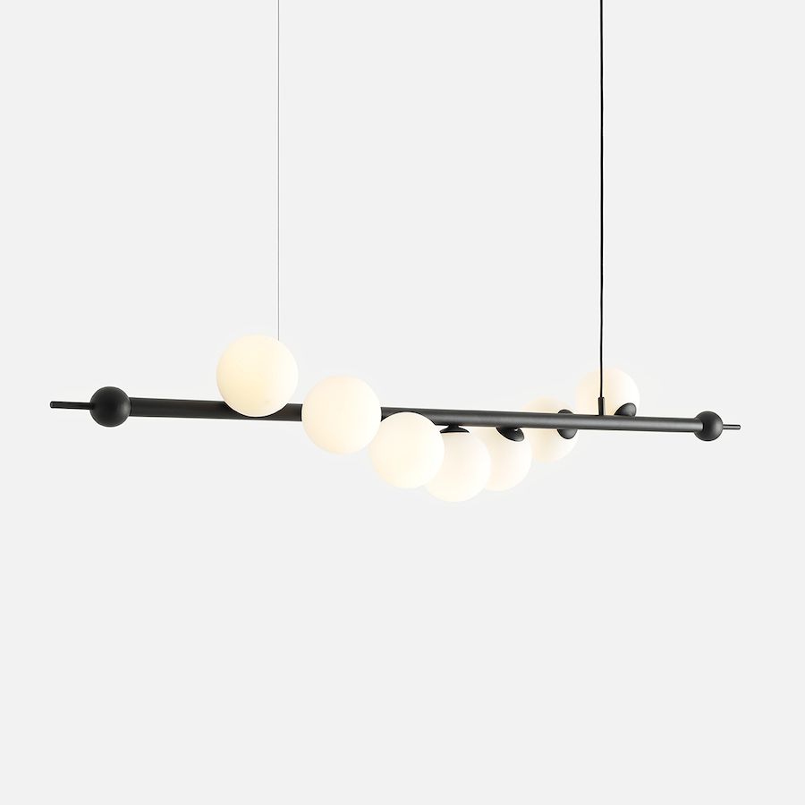 Czarna lampa wisząca Wave 7 z białymi kloszami, w dużym rozmiarze