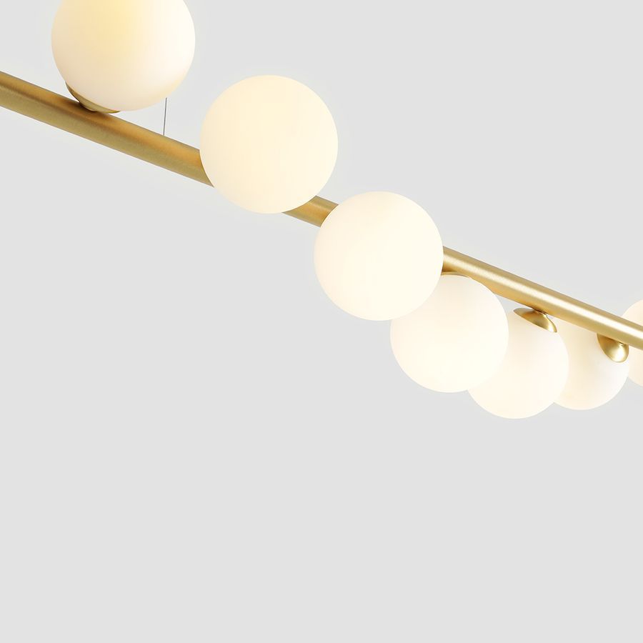 Złota wisząca lampa Wave 7 z kloszami z mlecznego szkła