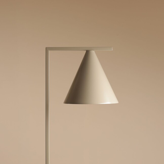 Beżowa lampa stojąca Form z kloszem w kształcie stożka
