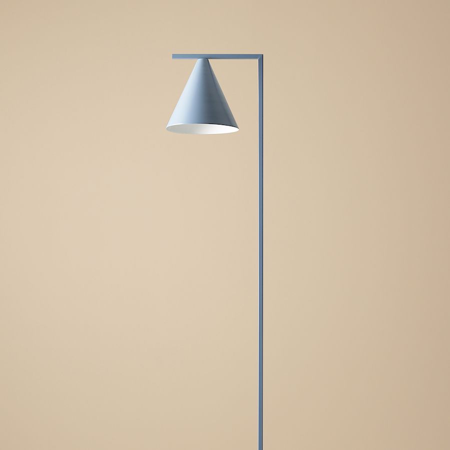Lampa podłogowa Form w kolorze Dusty Blue z stożkowym kloszem