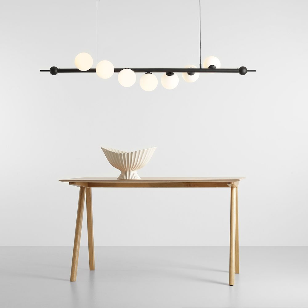 Czarna lampa wisząca Wave 7 z białymi kloszami, w dużym rozmiarze