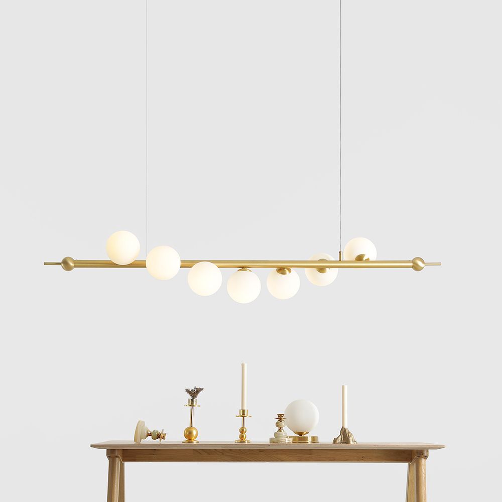 Złota wisząca lampa Wave 7 z kloszami z mlecznego szkła