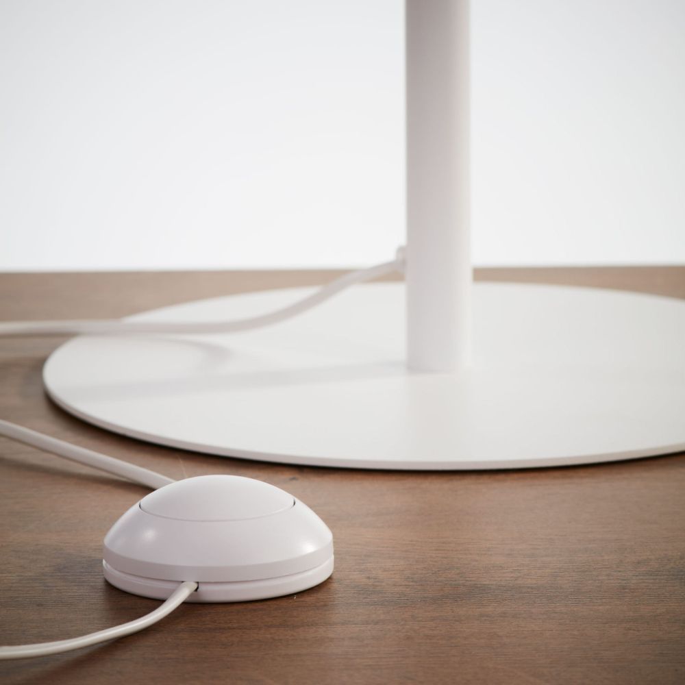 Biała podłogowa lampa Linobianco z abażurem z juty