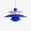 Granatowa lampa wisząca PH 5 od Louis Poulsen