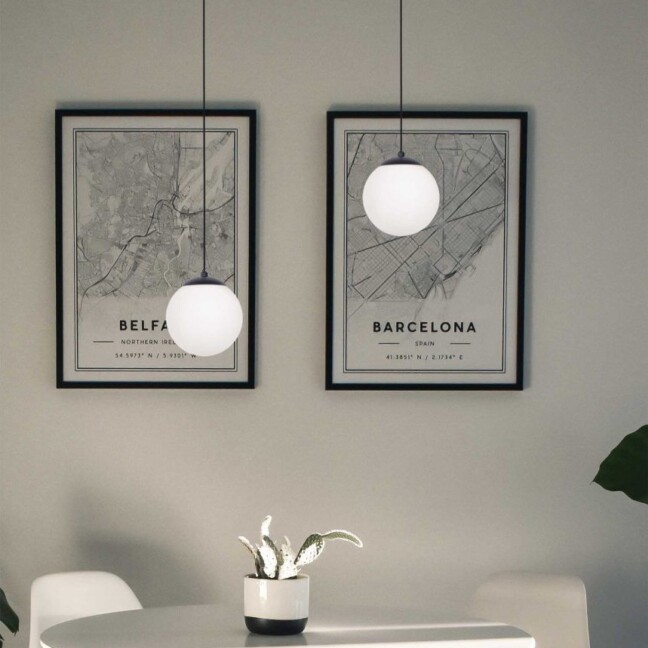 Czarna wisząca lampa Savoy z mlecznym kloszem