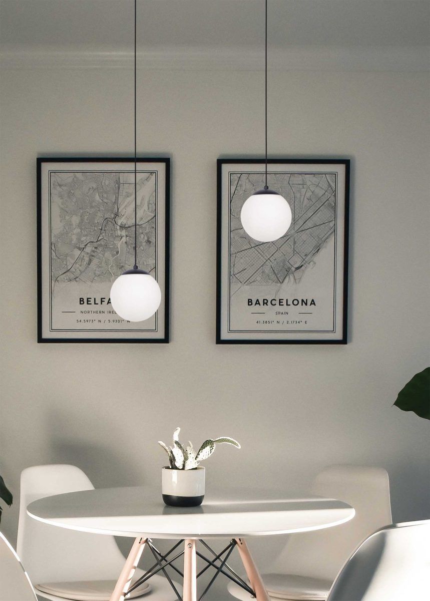 Czarna wisząca lampa Savoy z mlecznym kloszem