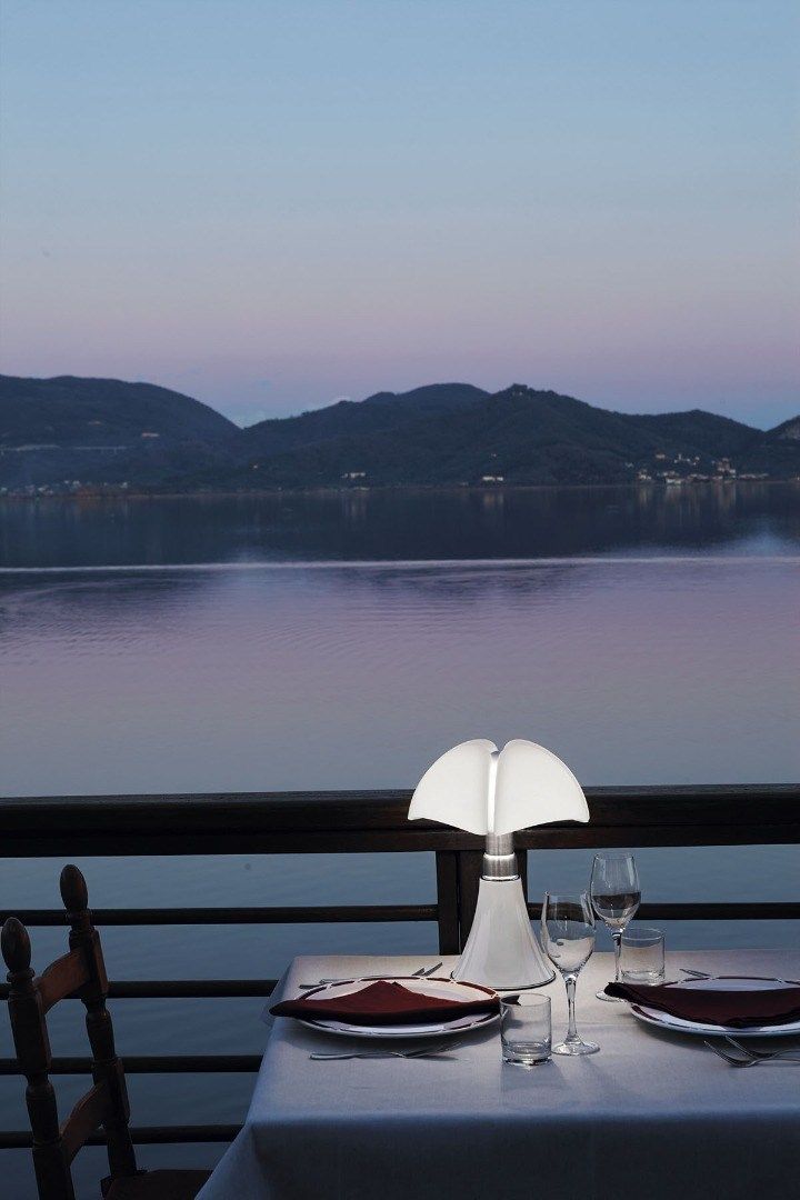 Biała przenośna lampa stołowa Minipipistrello