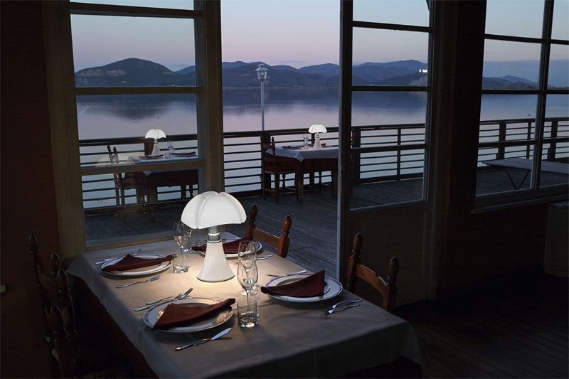 Biała przenośna lampa stołowa Minipipistrello