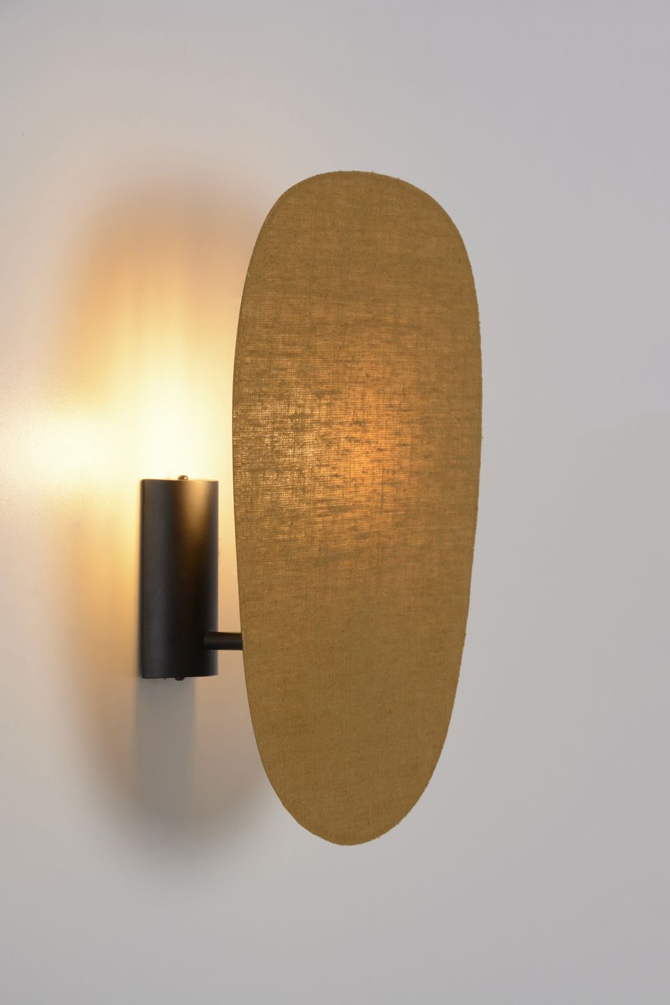 Kinkiet Screen 70's z jednym źródłem światła – curry z lnianym abażurem