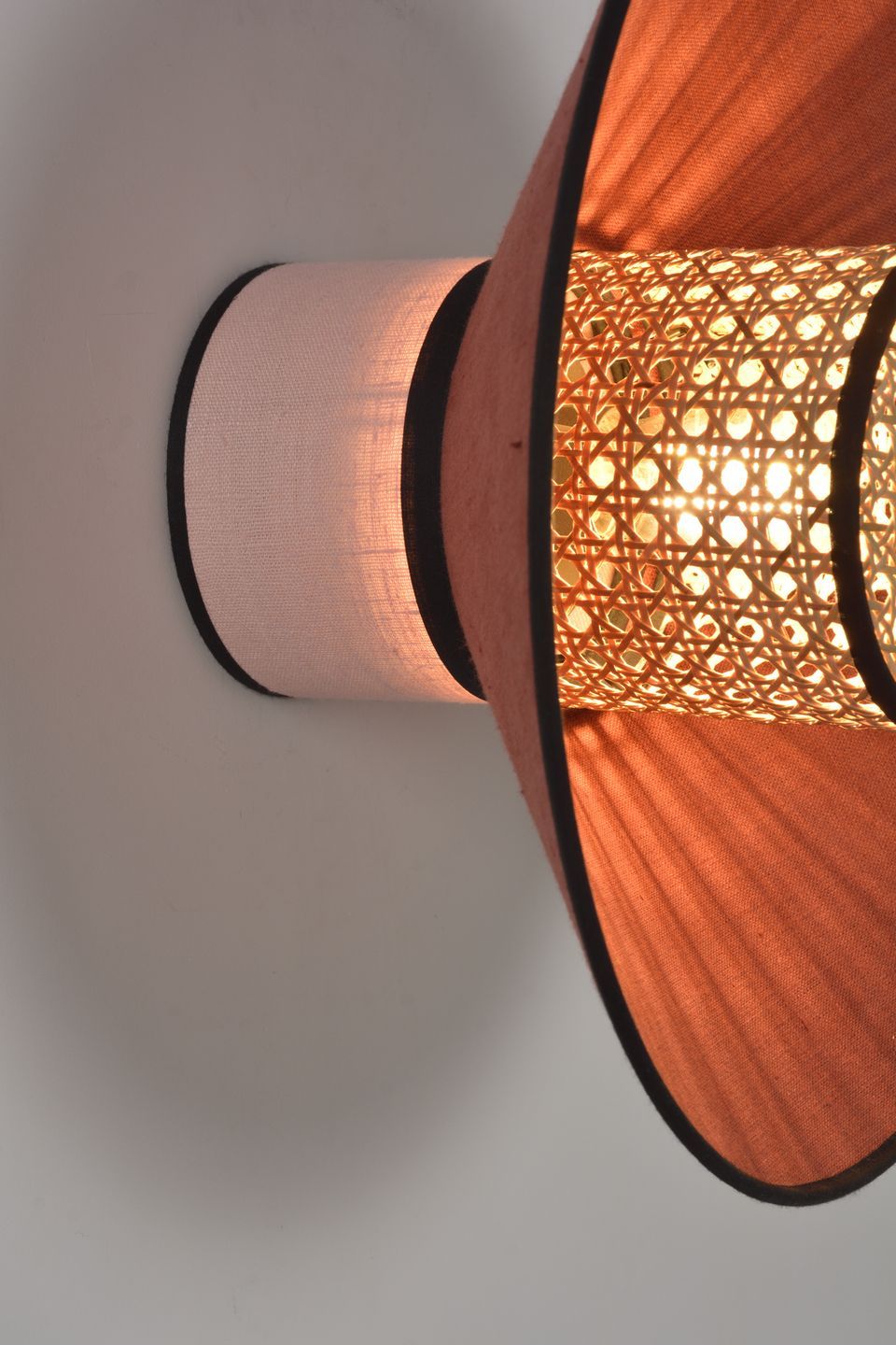 Stylowy kinkiet Singapour - rose/massala, idealny do salonu