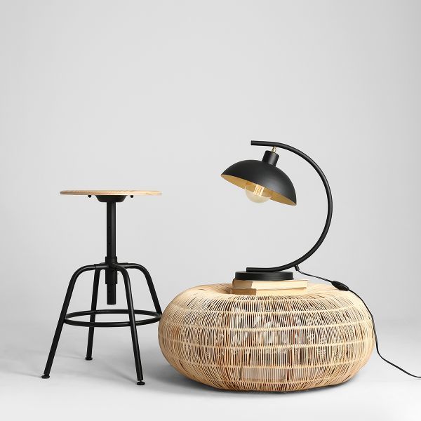 Czarna, zaokrąglona lampa stołowa Espace