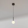 Wisząca lampa Cellar z mlecznym kloszem w kształcie kuli i czarnym wykończeniem