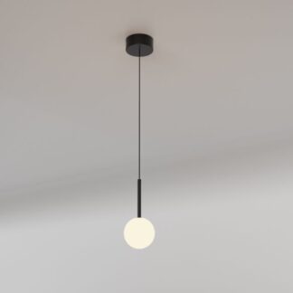 Wisząca lampa Cellar z mlecznym kloszem w kształcie kuli i czarnym wykończeniem
