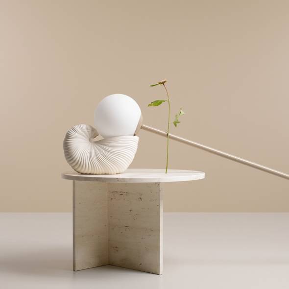 Limitowana kolekcja lampy podłogowej Pinne z mlecznym kloszem w beżowym odcieniu