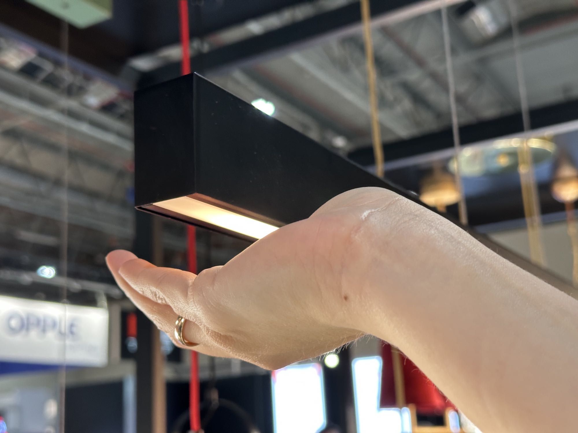 Lampa wisząca Balans - czerwona, nad wyspę z lastryko