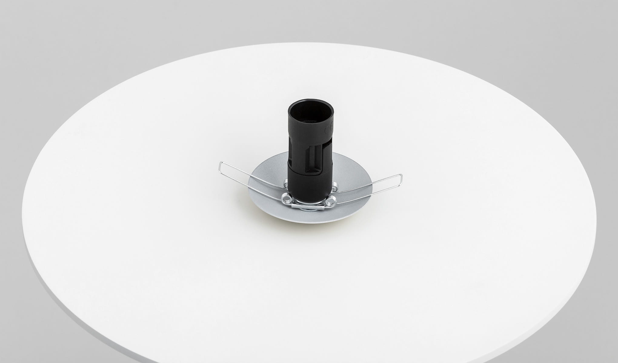 Kinkiet Piava w kremowym kolorze ze szklanym kloszem