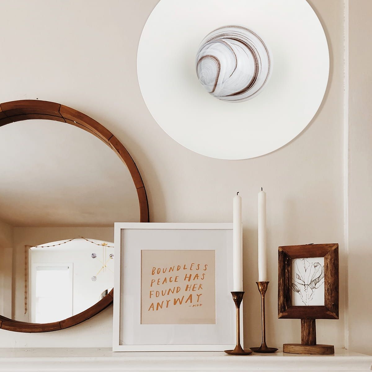 Kinkiet Piava w kremowym kolorze ze szklanym kloszem