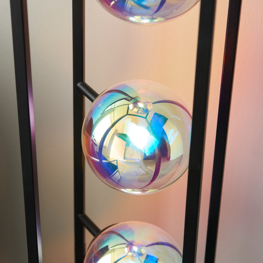 Nowoczesna lampa podłogowa Lumina z eleganckimi szklanymi kloszami