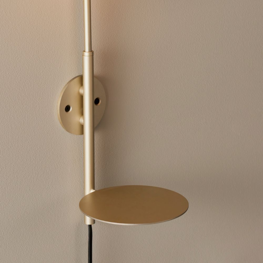 Kinkiet Gleam w kolorze szampańskim z praktyczną półką