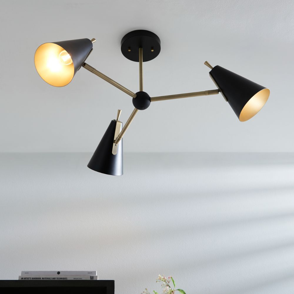 Lampa sufitowa Dazzle w stylu mid-century modern z trzema stożkowymi kloszami w czarno-złotym wykończeniu