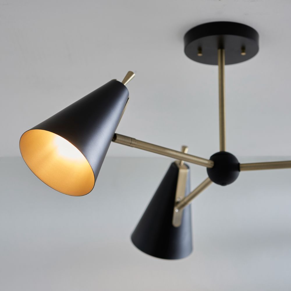 Lampa sufitowa Dazzle w stylu mid-century modern z trzema stożkowymi kloszami w czarno-złotym wykończeniu
