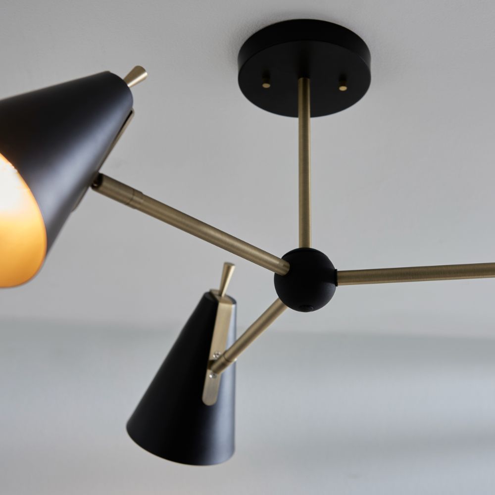 Lampa sufitowa Dazzle w stylu mid-century modern z trzema stożkowymi kloszami w czarno-złotym wykończeniu