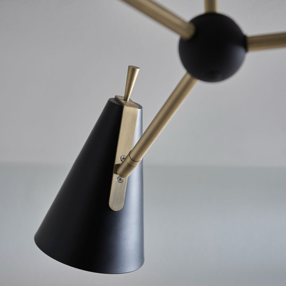 Lampa sufitowa Dazzle w stylu mid-century modern z trzema stożkowymi kloszami w czarno-złotym wykończeniu