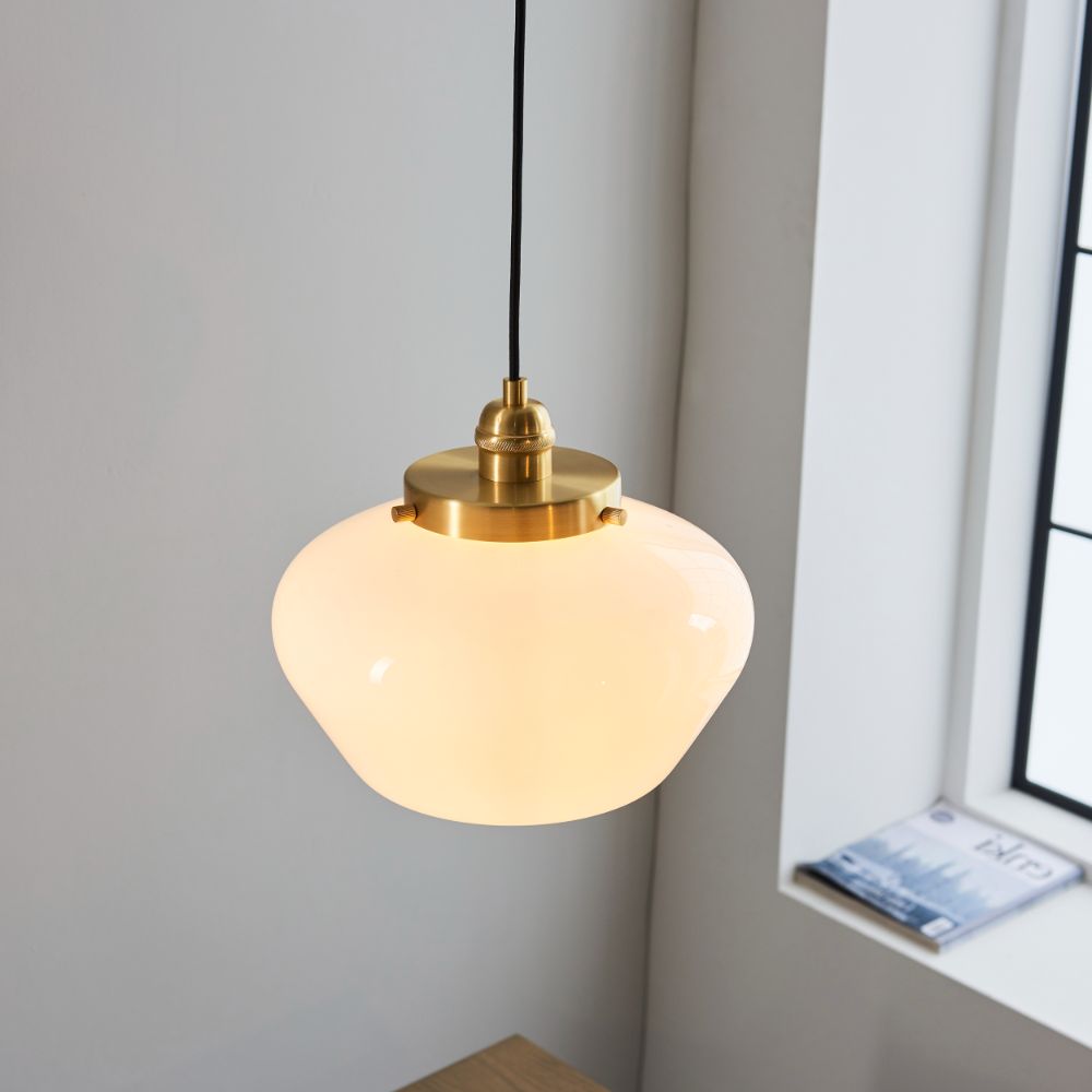 Złota wisząca lampa Glint z mlecznym kloszem