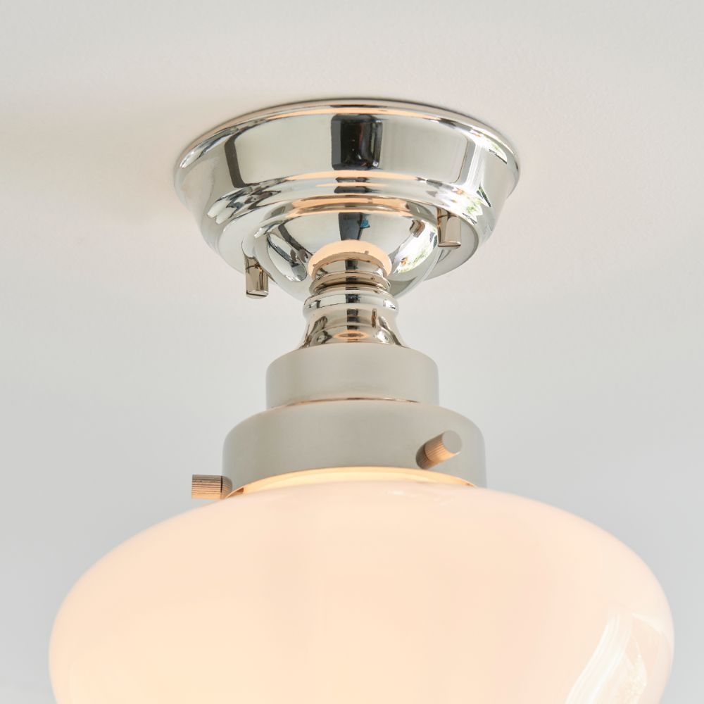 Elegancka srebrna lampa sufitowa Glint z mlecznym kloszem w stylu art deco